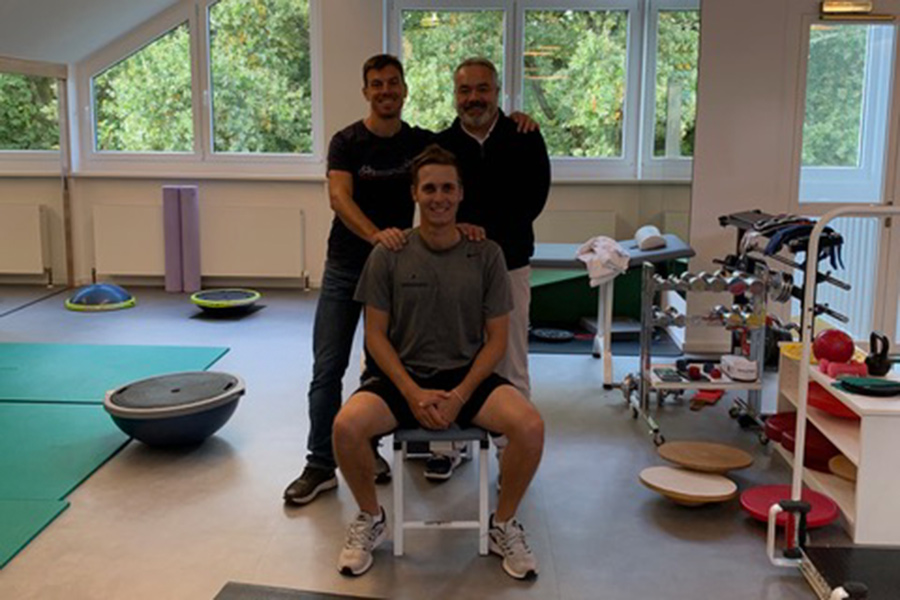 Golfprofi Matthias Schwab im Therapiezentrum in Deggendorf